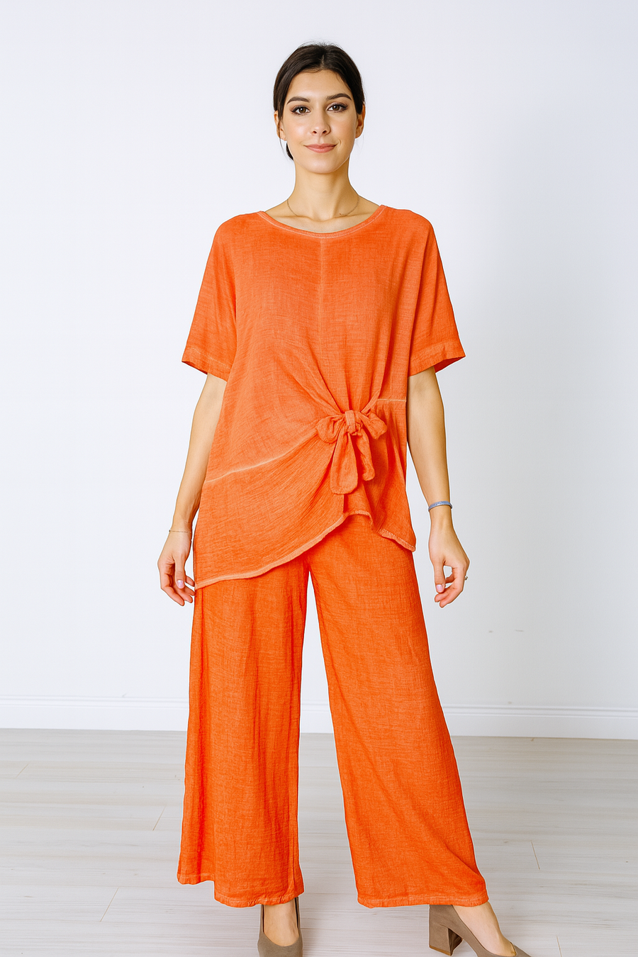 100% COTTON SIDE KNOT T-SHIRT MATCHED WITH STRAIGHT LEG PANTS WITH POCKETS