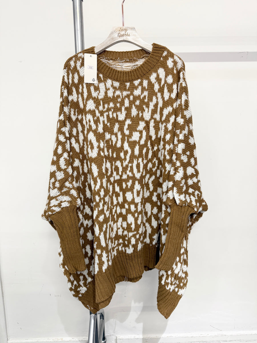 plus size knitted jumper with round neck and fitted sleeves, all in a leopard design