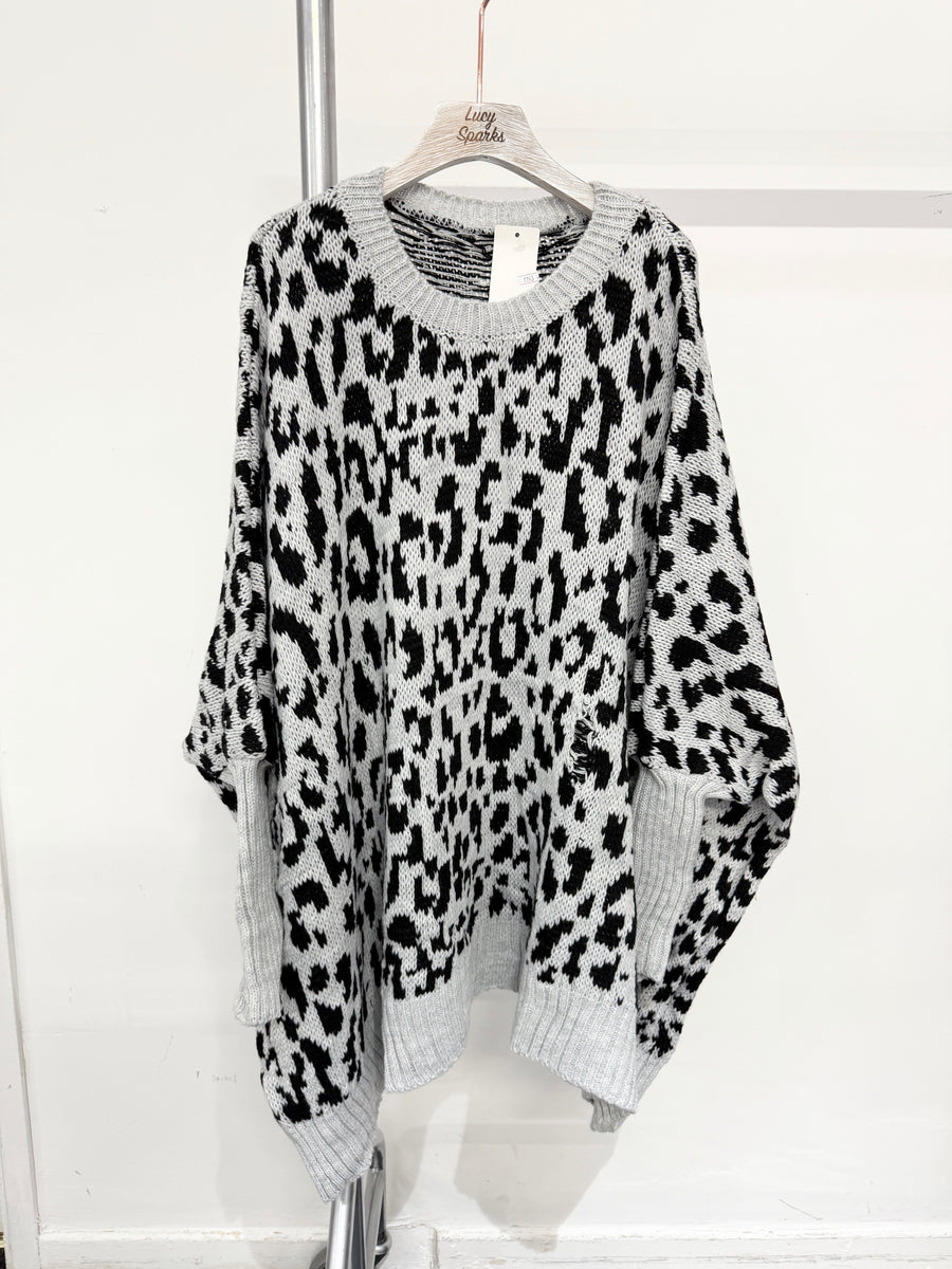 plus size knitted jumper with round neck and fitted sleeves, all in a leopard design