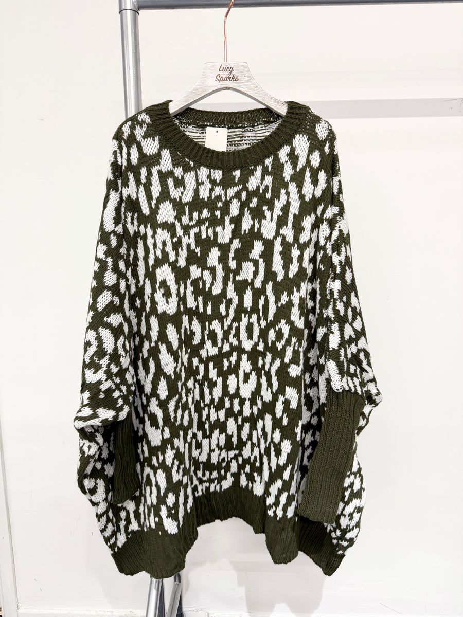 plus size knitted jumper with round neck and fitted sleeves, all in a leopard design