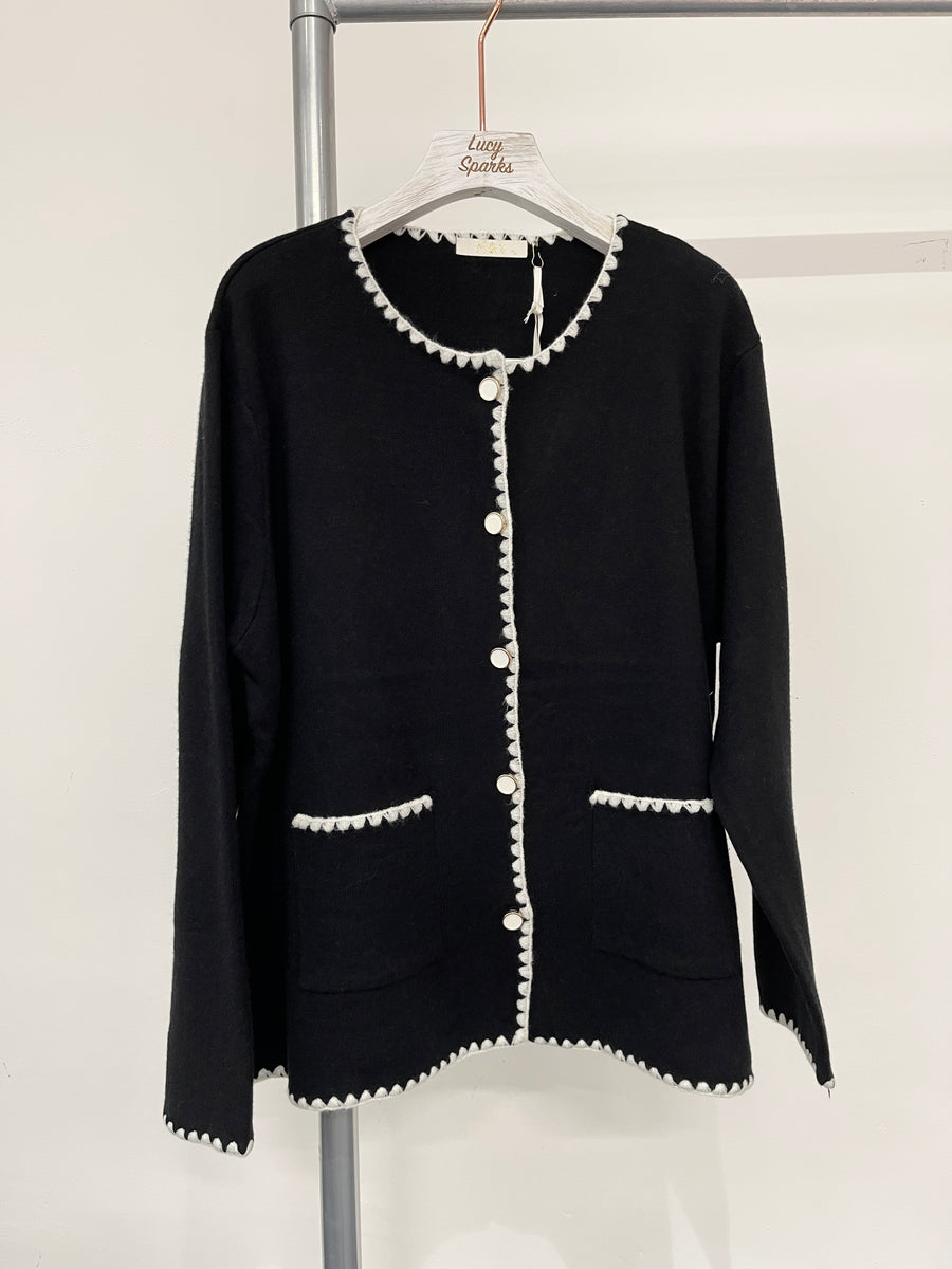 HEAVY KNIT BUTTONED UP CARDIGAN WITH FRONT POCKETS AND TEETH EDGING