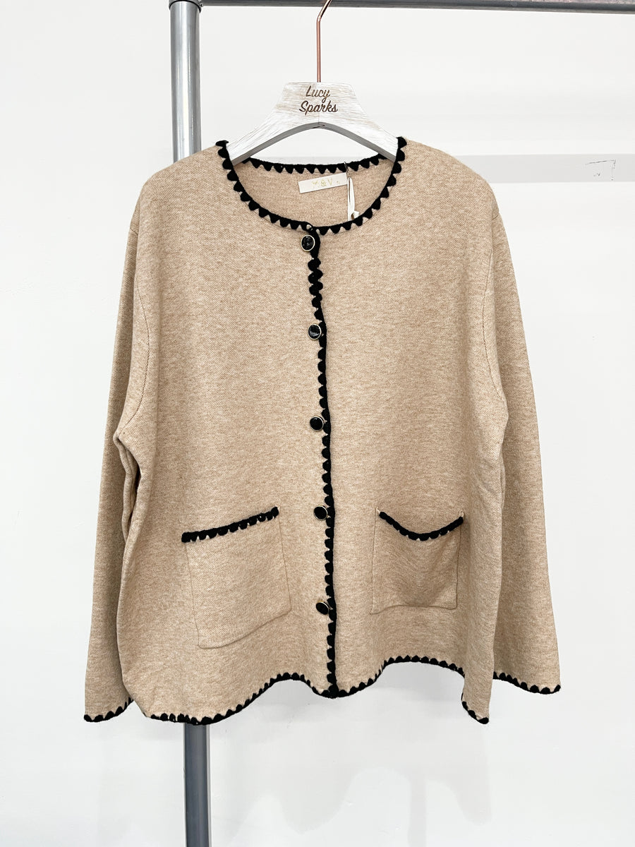 HEAVY KNIT BUTTONED UP CARDIGAN WITH FRONT POCKETS AND TEETH EDGING