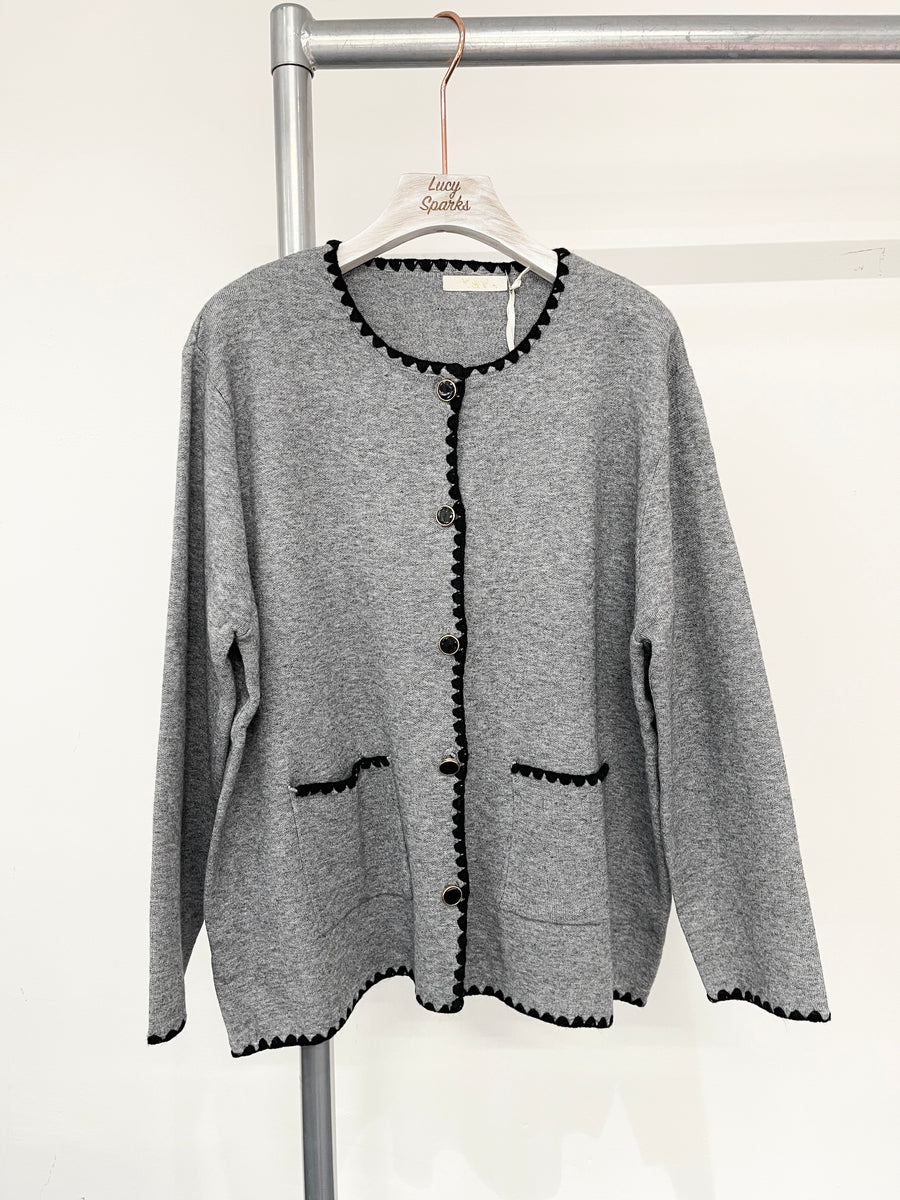 HEAVY KNIT BUTTONED UP CARDIGAN WITH FRONT POCKETS AND TEETH EDGING