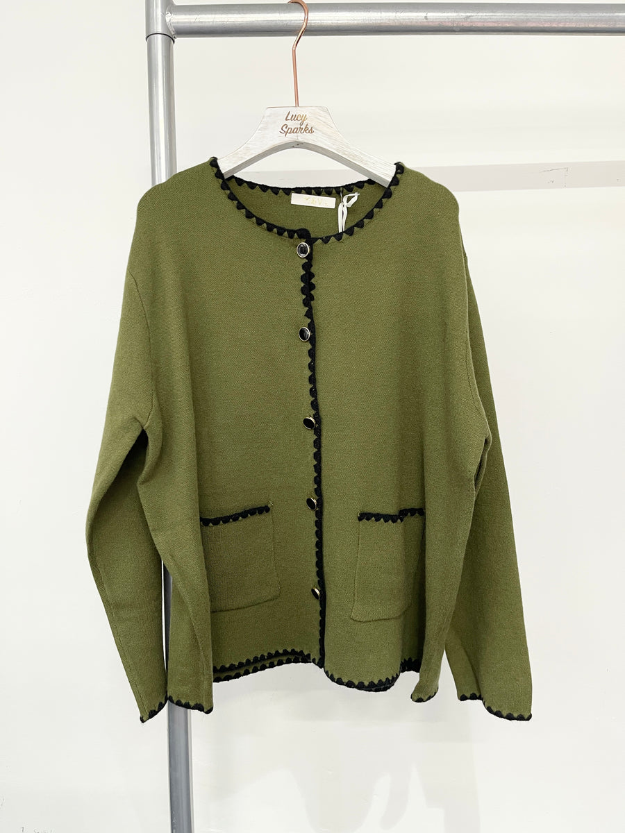 HEAVY KNIT BUTTONED UP CARDIGAN WITH FRONT POCKETS AND TEETH EDGING