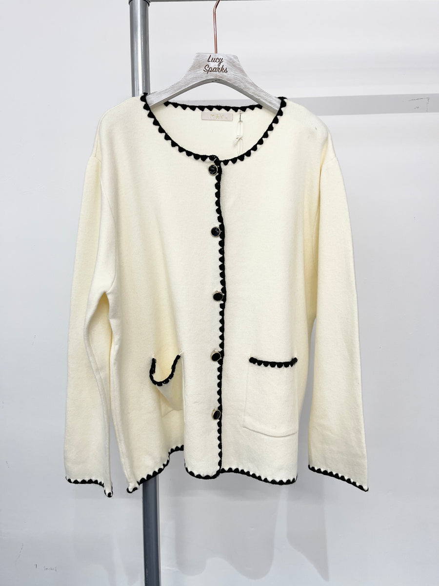 HEAVY KNIT BUTTONED UP CARDIGAN WITH FRONT POCKETS AND TEETH EDGING