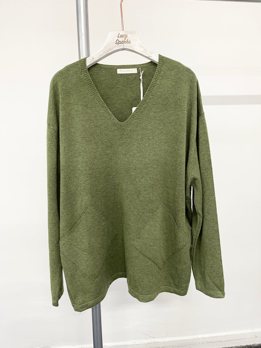 Soft Knit Plus Size Jumper with V-Neck, Front Pockets, and Decorative Side Buttons