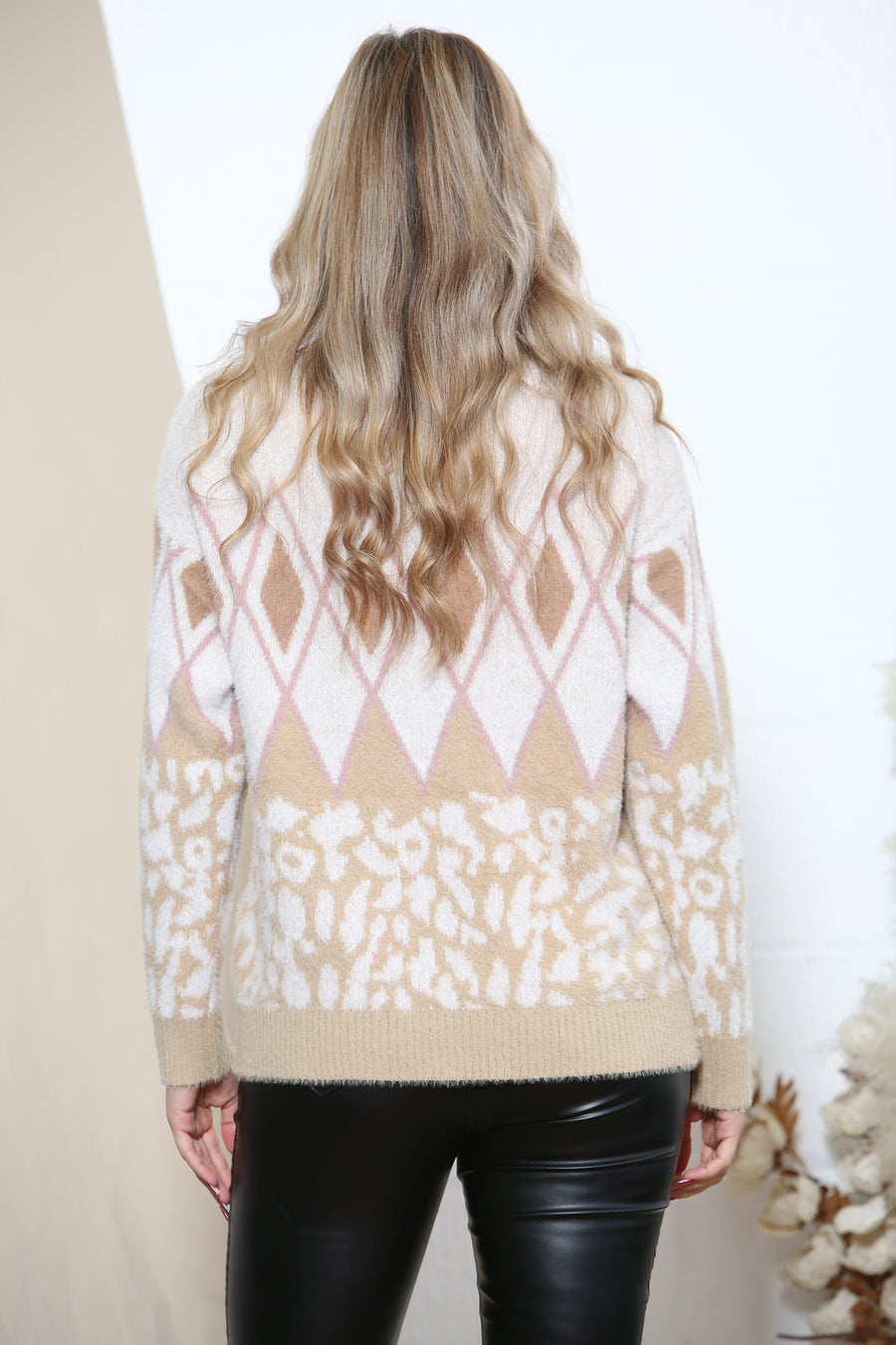 Diamond pattern fluffy jumper