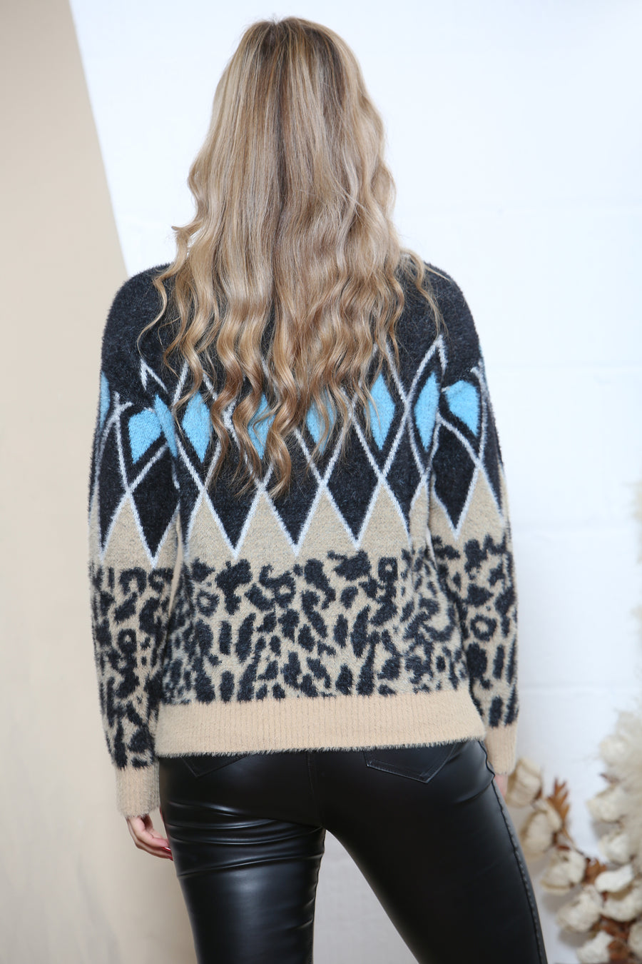 Diamond pattern fluffy jumper