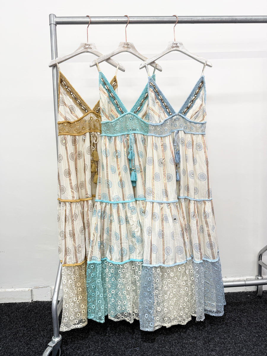 STRAP SHOULDER MAXI DRESS. FULLY PRINTED WITH LACE DETAILS. EMBELLISHED NECKLINE AND TASSEL TIE ON WAIST