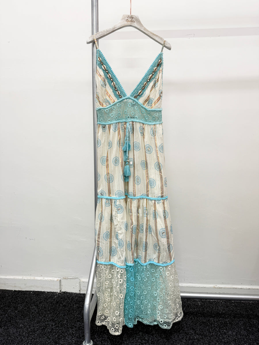 STRAP SHOULDER MAXI DRESS. FULLY PRINTED WITH LACE DETAILS. EMBELLISHED NECKLINE AND TASSEL TIE ON WAIST