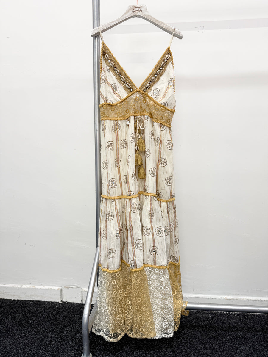 STRAP SHOULDER MAXI DRESS. FULLY PRINTED WITH LACE DETAILS. EMBELLISHED NECKLINE AND TASSEL TIE ON WAIST
