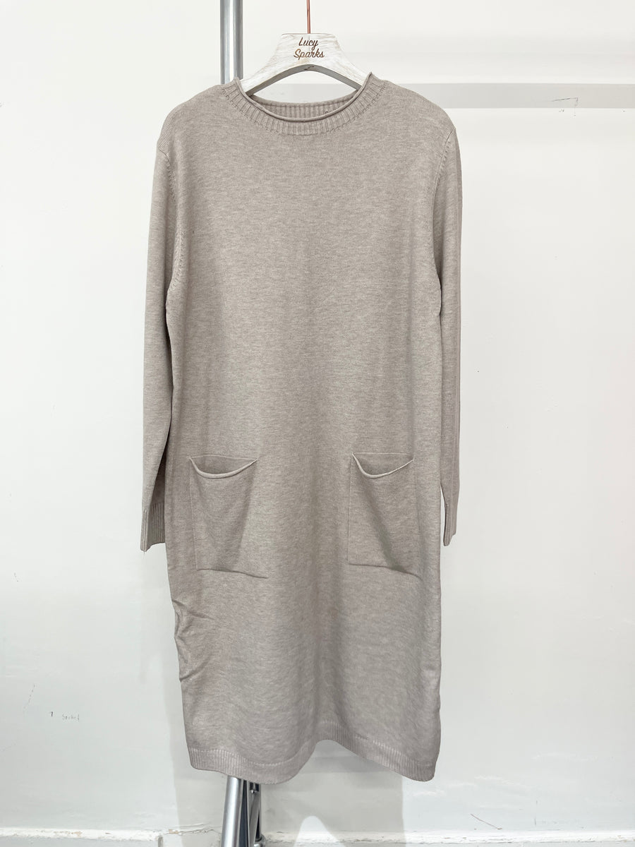 SOFT KNIT MIDI DRESS WITH FRONT POCKETS AND BUTTONS ALONG THE CENTRE BACK