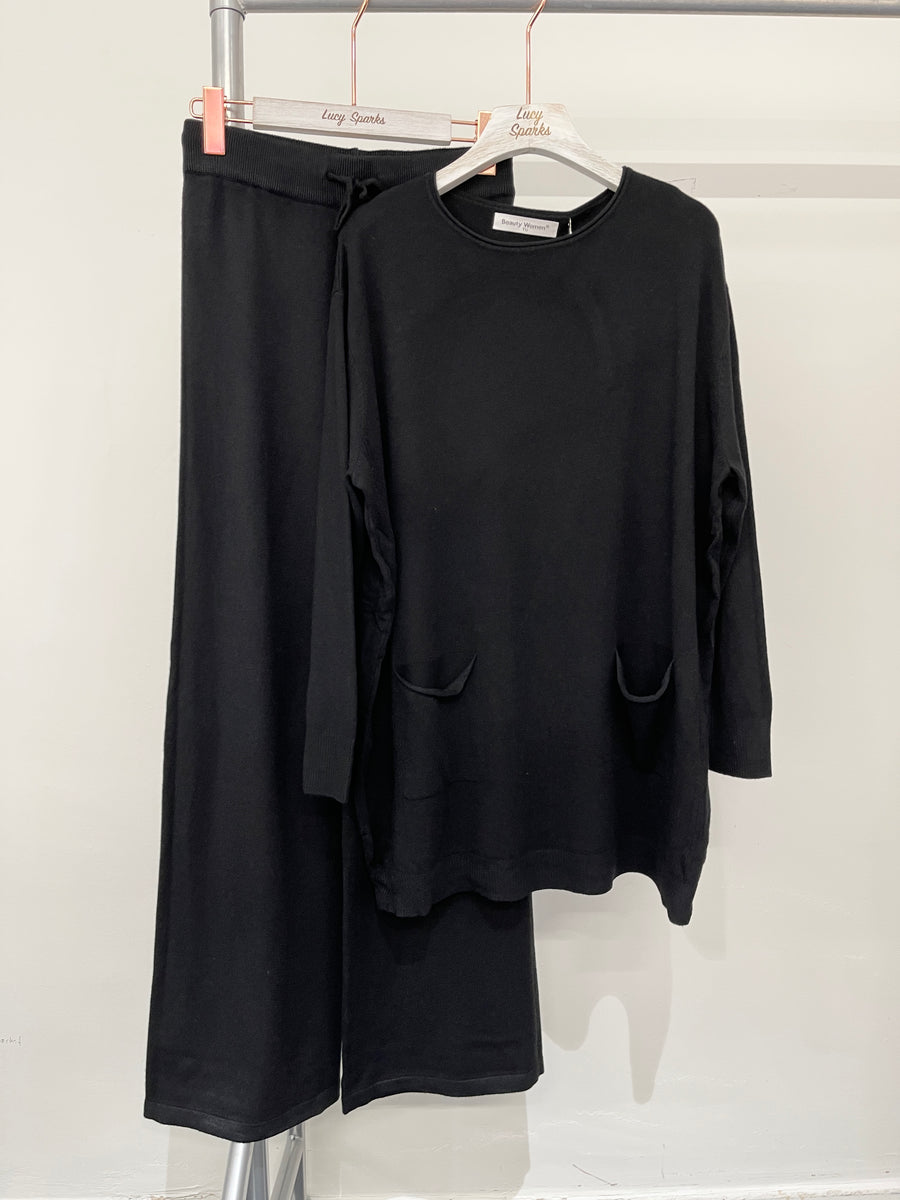 Soft Knit Elongated Jumper With Pockets And Cable Design Sides Matched With Wide Leg Trousers