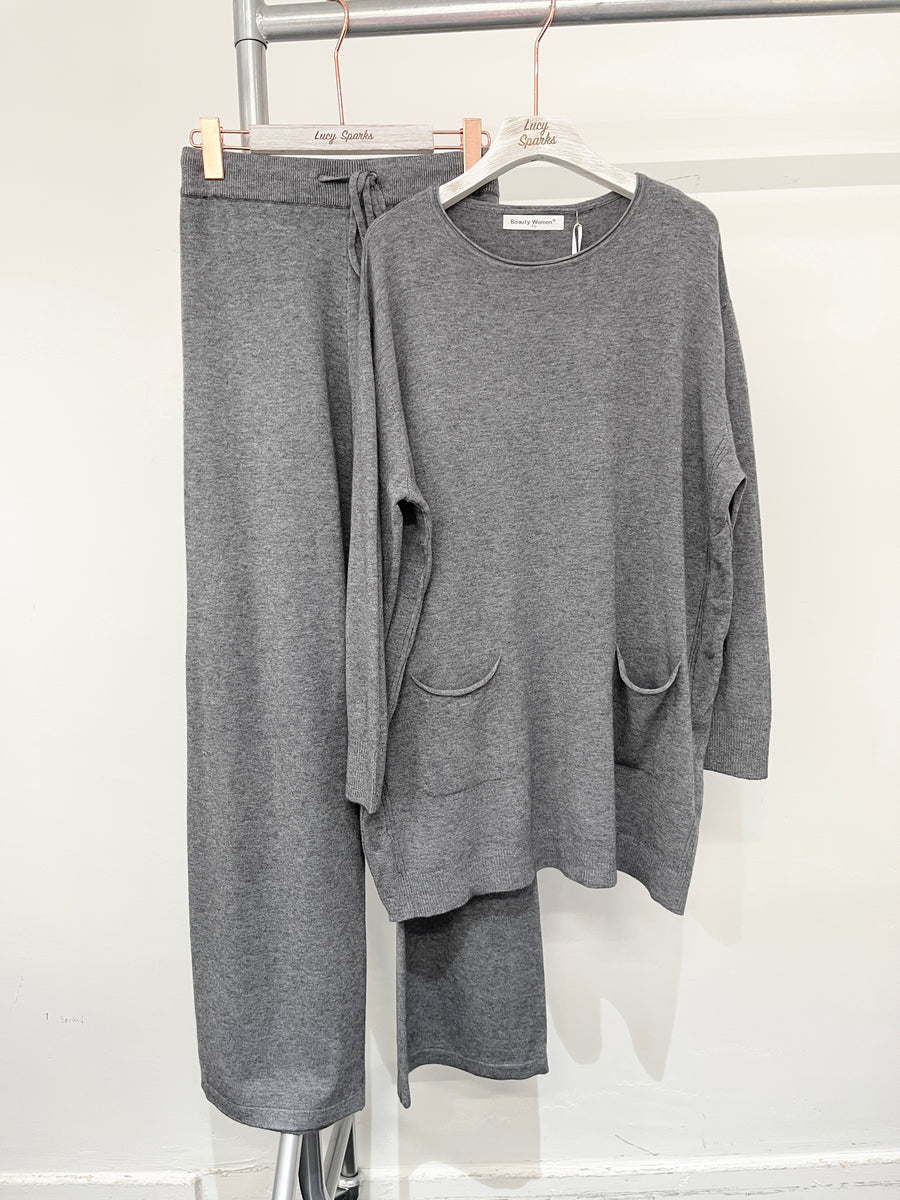 Soft Knit Elongated Jumper With Pockets And Cable Design Sides Matched With Wide Leg Trousers