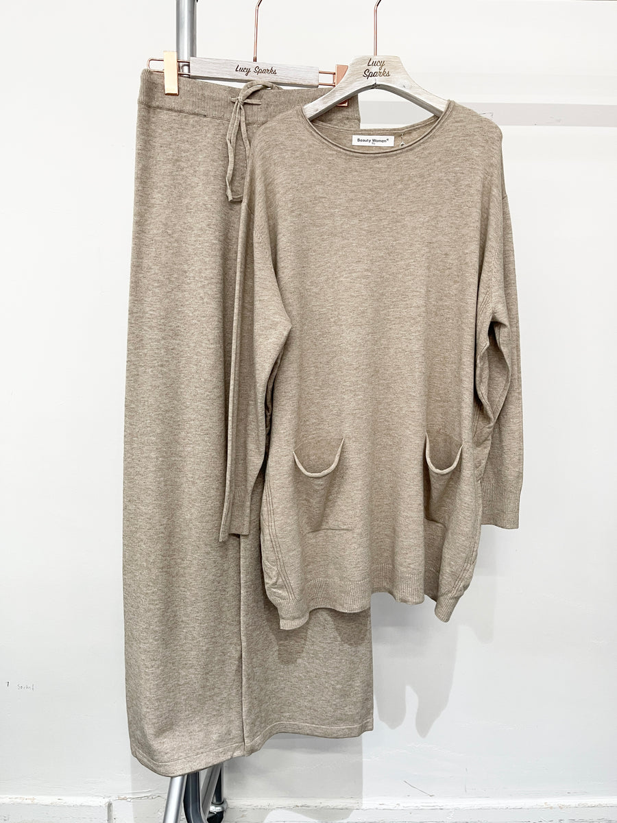 Soft Knit Elongated Jumper With Pockets And Cable Design Sides Matched With Wide Leg Trousers