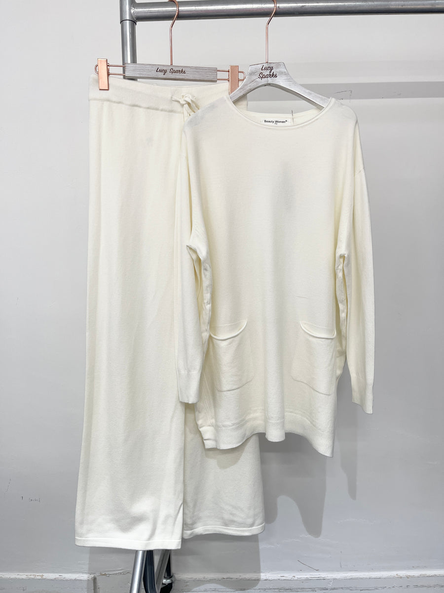 Soft Knit Elongated Jumper With Pockets And Cable Design Sides Matched With Wide Leg Trousers