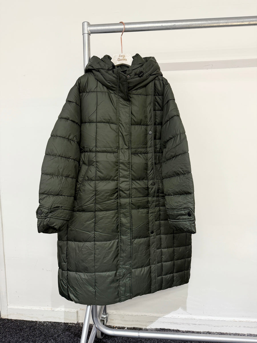 3/4 Length Hooded Puffer Jacket With Concealed Zipper Fastening And Side Pockets